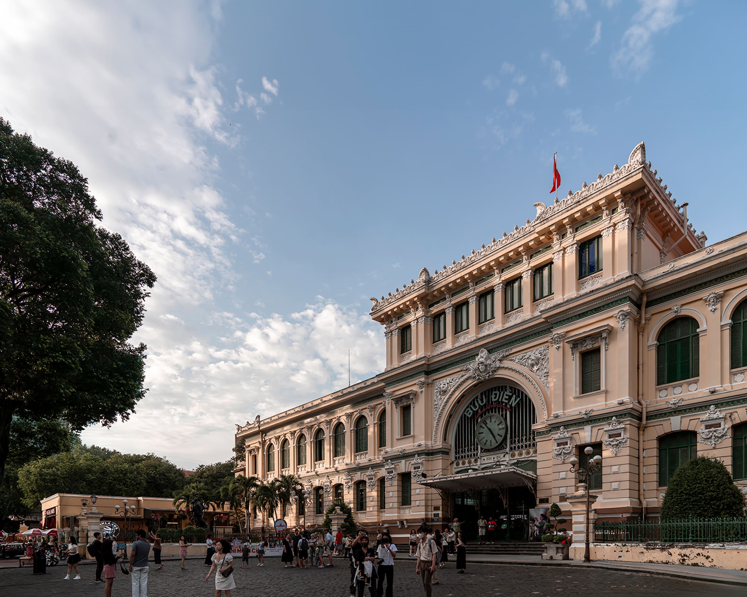 Bưu điện thành phố Hồ Chí Minh - Image 2