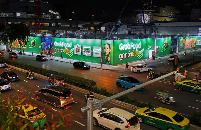 Giant Billboard Grab Food บนทางด่วน