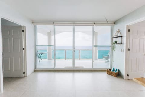 Living room with ocean view in Cozumel