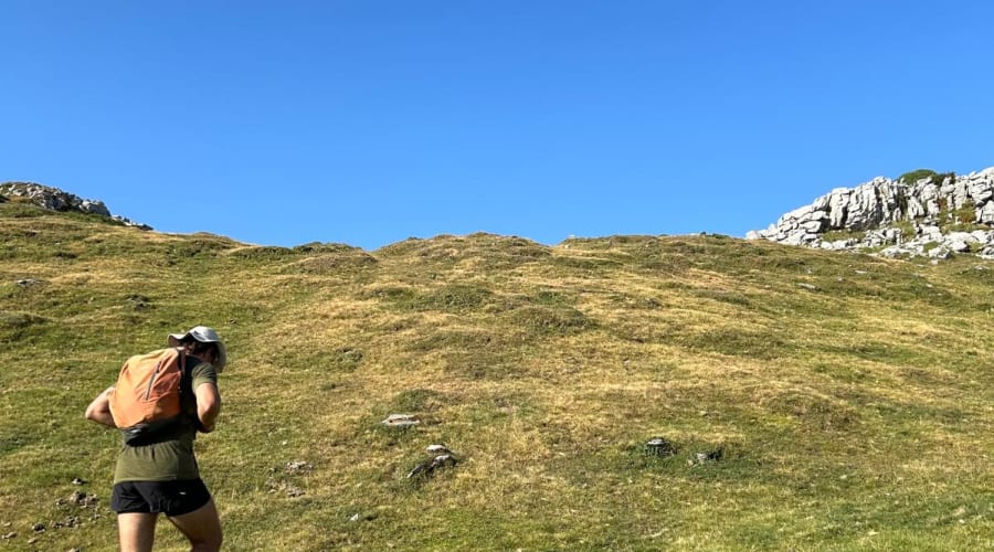 Montée estivale vers Lescaunère avec vues dégagées sur les environs