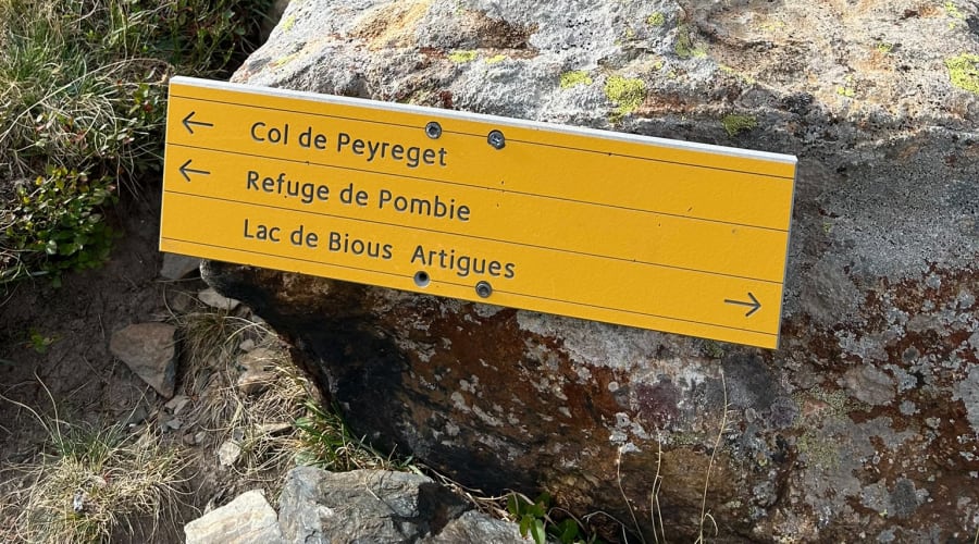 Panneau directionnel col de Peyreget, refuge de Pombie, Bious-Artigues