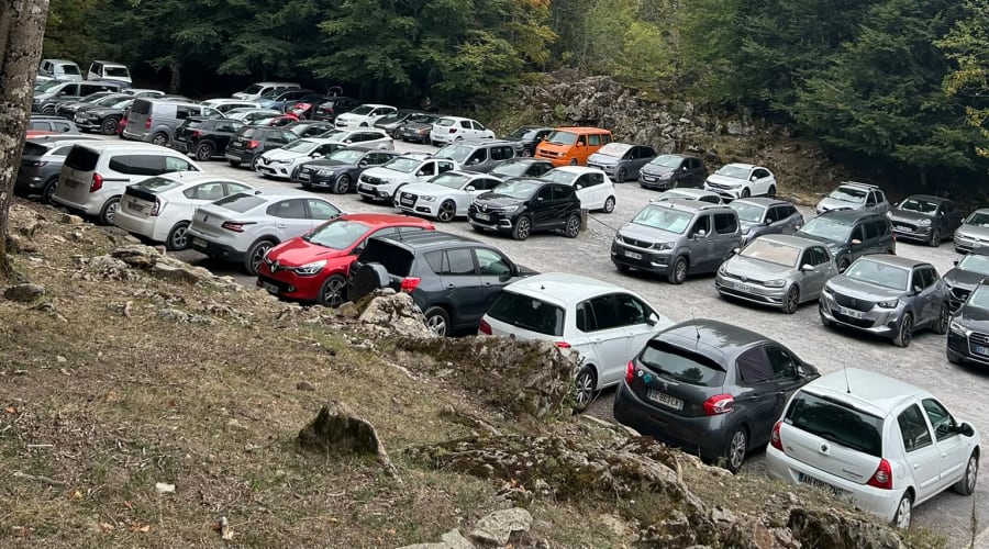 Parking de Bious-Artigues saturé de voitures
