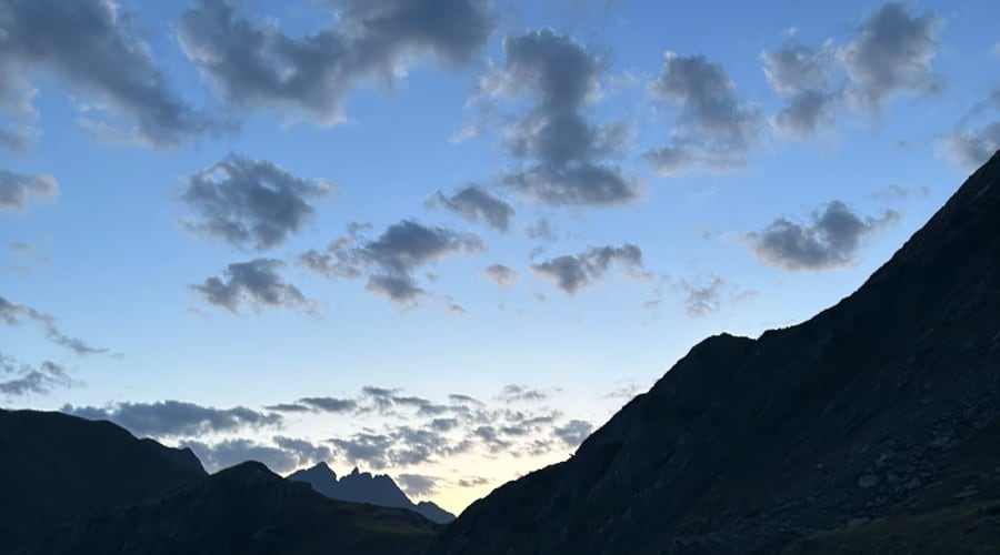 Parking d'Anéou au petit matin, point de départ de l'ascension