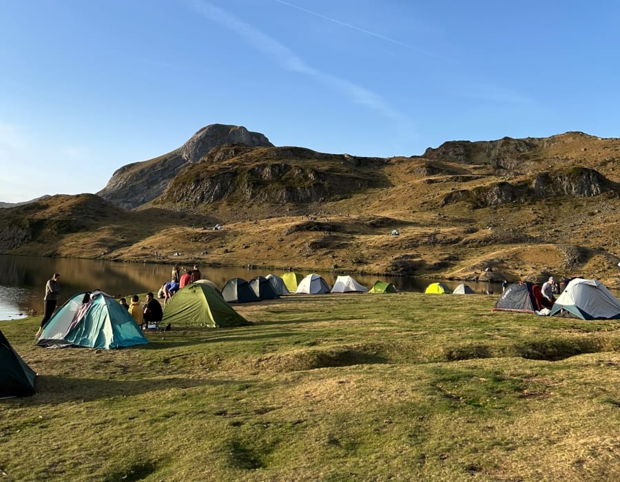 De nombreuses tentes autour du lac Gentau
