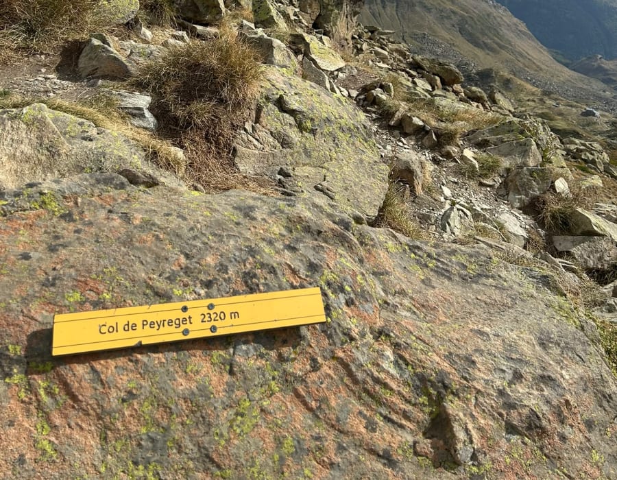 Panneau jaune col de Peyreget 2320 m