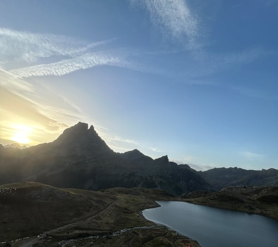 Lac Roumassot avec tentes de campeurs et vue sur le Pic du Midi d'Ossau