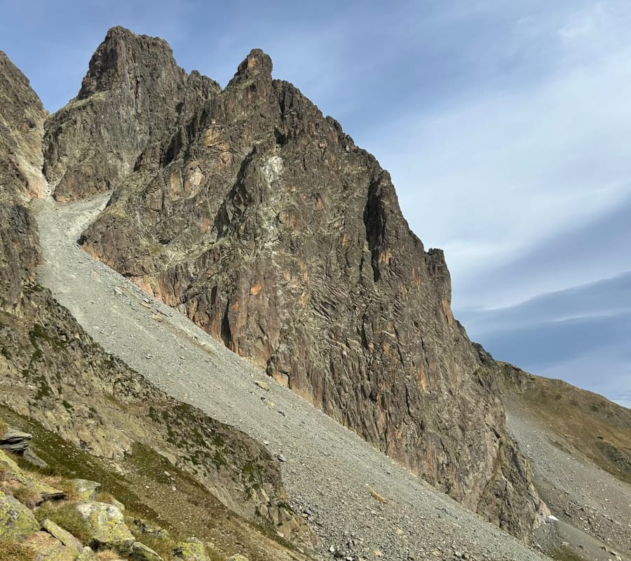 Vue sur le Pic du Midi d'Ossau et son pierrier depuis le col de Peyreget