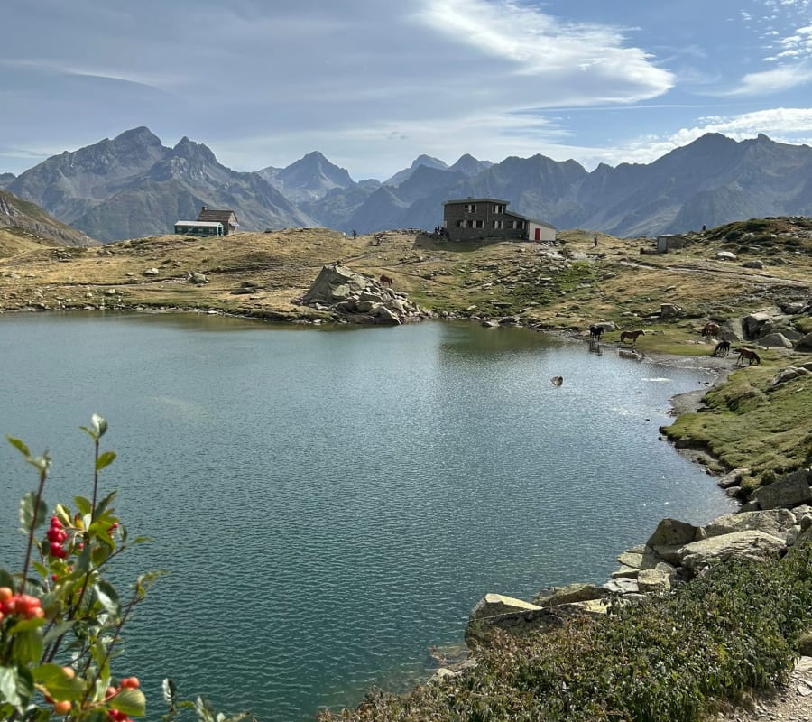 Vue sur le refuge de Pombie et son lac