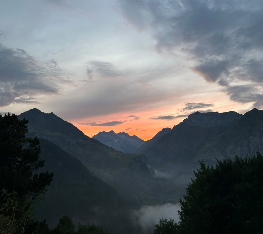 Coucher de soleil sur les Pyrénées depuis la cabane