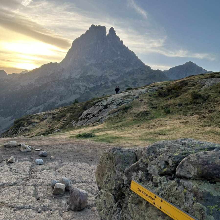 Panneau jaune Lac Roumassot avec le Pic du Midi d'Ossau en arrière-plan