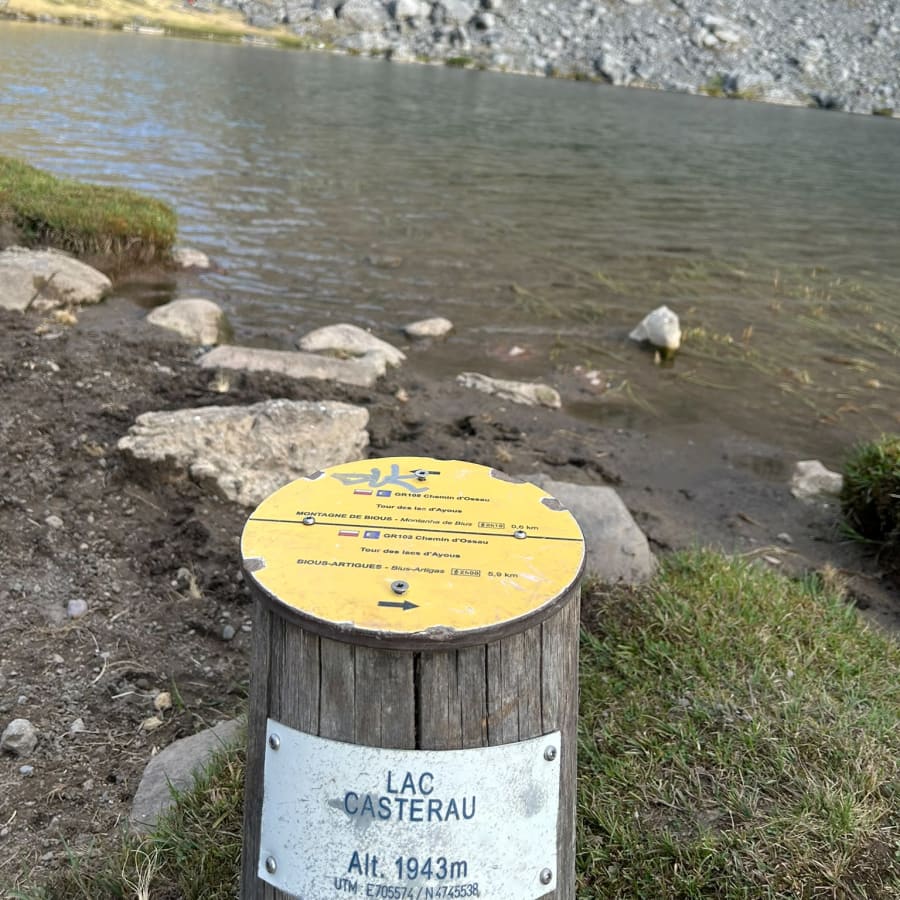 Panneau Lac Castérau avec le plan d'eau en arrière-plan