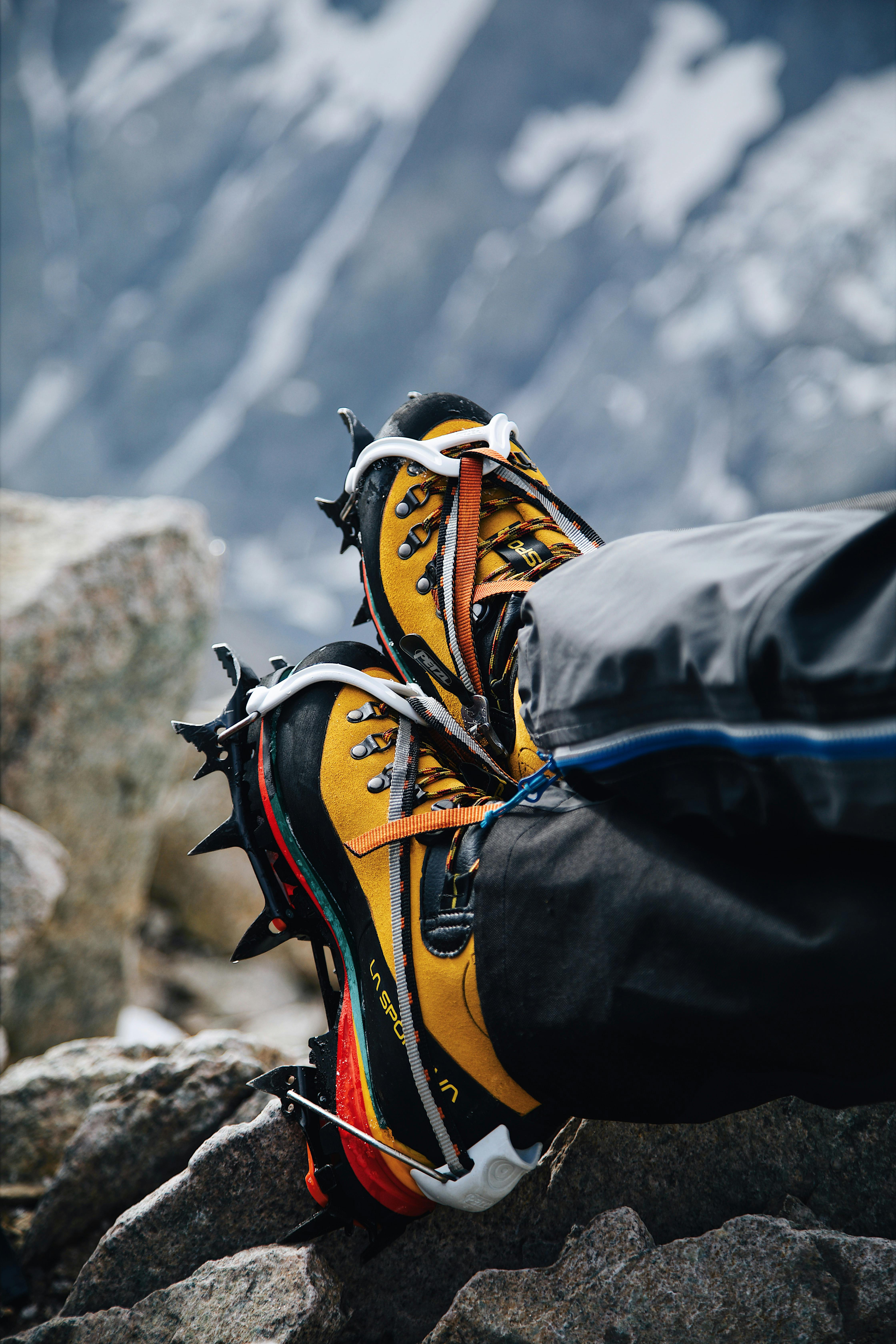 Chaussures de randonnée avec crampons en montagne