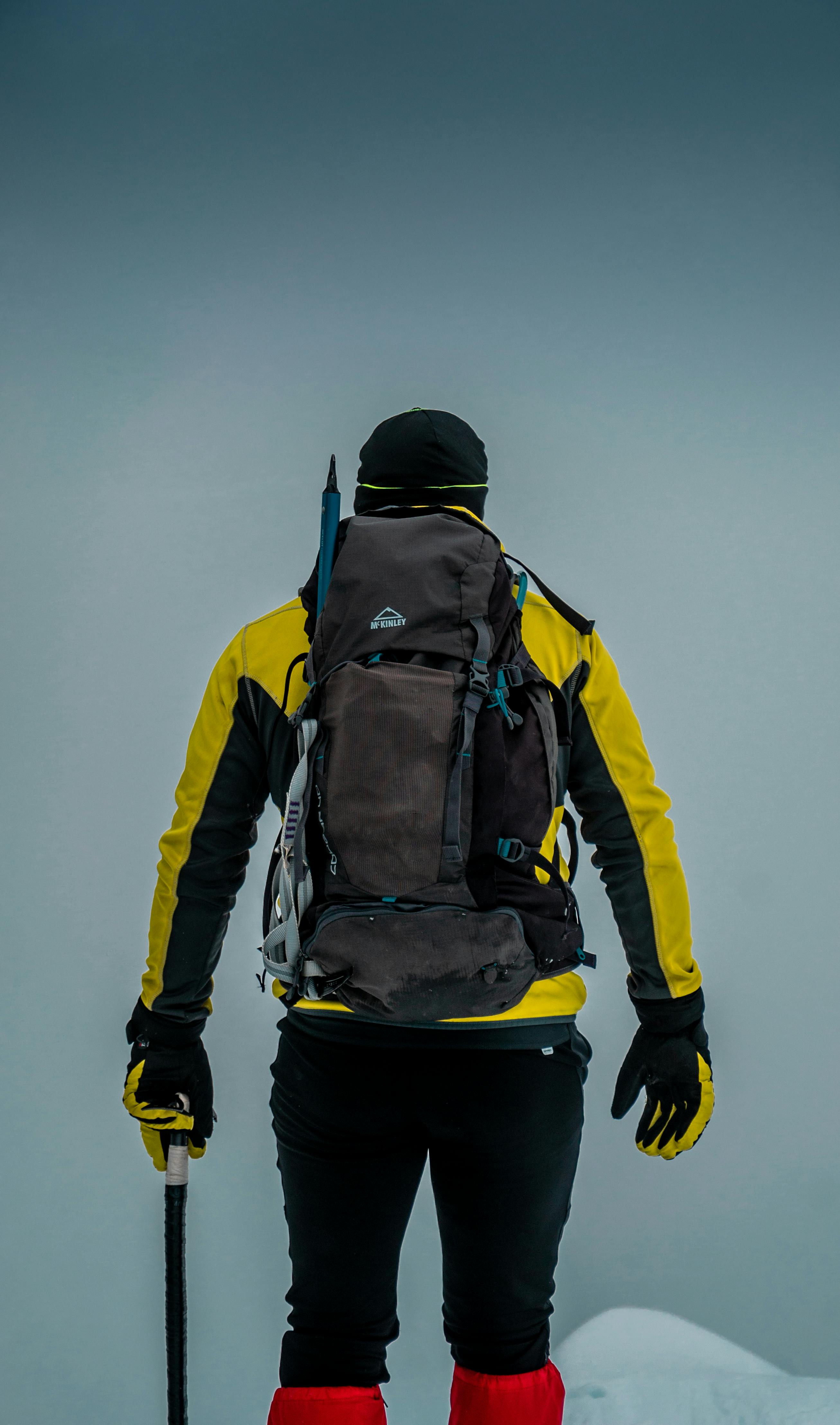 Homme équipé de dos en montagne