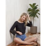 Blusa Negra Escote Hombros Caídos con Mangas de Encaje