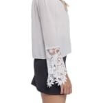 Blusa Blanca Bambula Hombros Caídos Acampanada, look versátil