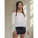 Blusa Blanca Bambula Hombros Caídos Acampanada, look versátil