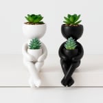 Maceta Doble Hombrecitos Decorativa, Blanco o Negro, para tu Hogar