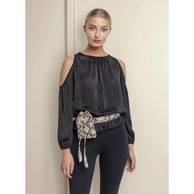 Blusa Satén Negra Hombros Descubiertos - Estilo Versátil
