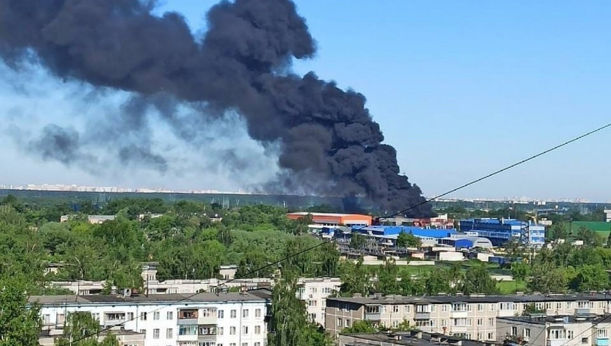 Радужный пожар. Город Электроугли Радуга Синтез. Пожар в Электроуглях.