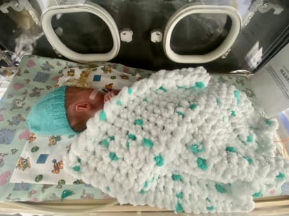 Детской больнице в Подмосковье передали шапочки и пледы для недоношенных младенцев