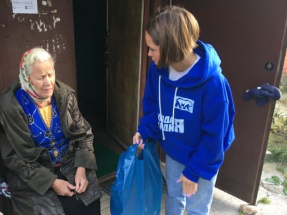 Активисты партии «Единая Россия» навестили маму героя