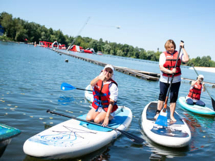 Для участников «Активного долголетия» в Люберцах организовали тренировку на сапбордах
