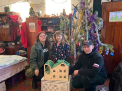 Лобненский депутат посетил семью в Мариуполе