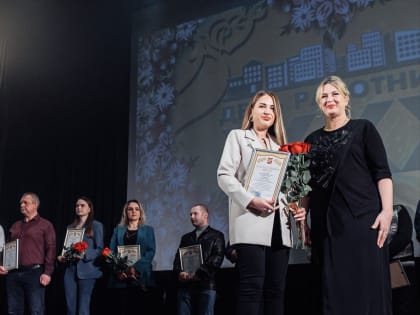 Наградили сотрудников коммунальных предприятий округа, участвовавших в ликвидации последствий аварий на объектах тепло-, водо- и энергоснабжения.