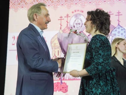 Владимир Ружицкий вручил именную стипендию губернатора концертмейстеру из Люберец