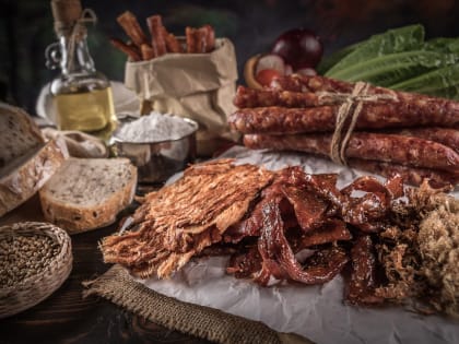 Онколог Каприн призвал россиян отказаться от копченостей для снижения риска рака