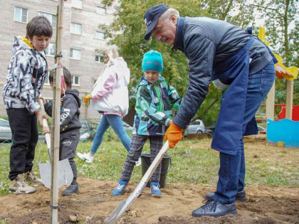 Партийцы приняли участие в экоакции по высадке деревьев и кустарников