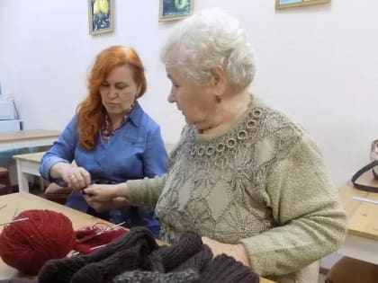 Активные долголеты из Домодедова вяжут теплые вещи для участников военной спецоперации