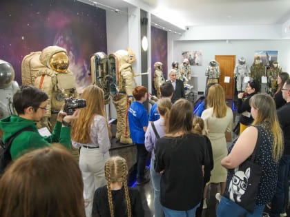 В Люберцах организовали для семей мобилизованных экскурсию на предприятие по производству скафандров