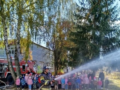 Пожарные обучают детей безопасности в Куровском