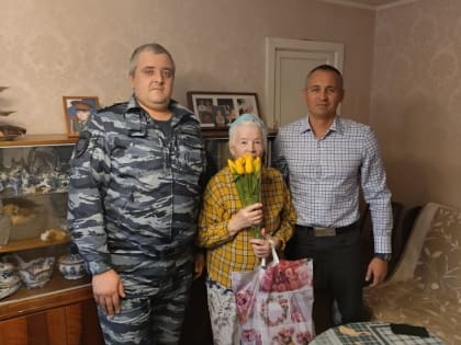 Полицейские Люберец поздравили с праздником вдову сотрудника, погибшего на службе