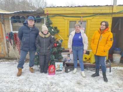 Партийцы передали корм для питомцев зооприюта