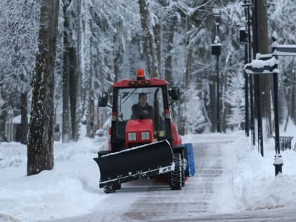Специалисты продолжили уборку территории в парке поселения
