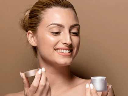 Косметолог рассказала, какие ошибки в уходе за кожей приводят к появлению черных точек