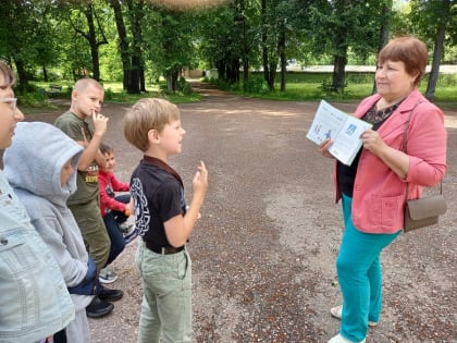 20 июля заведующая библиотекой п. Пролетарский провела с ребятами опрос-беседу "Зебра на дороге".