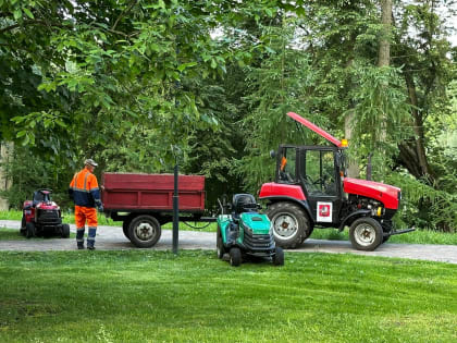 Уборку пешеходных дорожек и продувку пуха продолжили в поселении Воскресенское