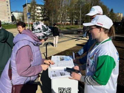Волонтёры помогают жителям голосовать