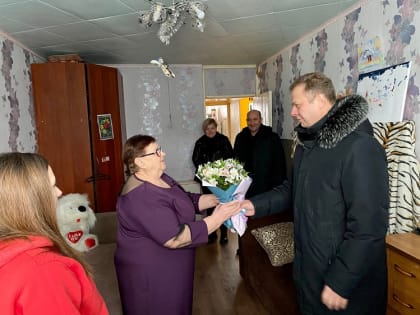 13 января Глава г.о.Электрогорск Сергей Дорофеев совместно с председателем Совета депутатов Александром Алавиевым и своим заместителем Натальей Алексеевой навестили маму военнослуж