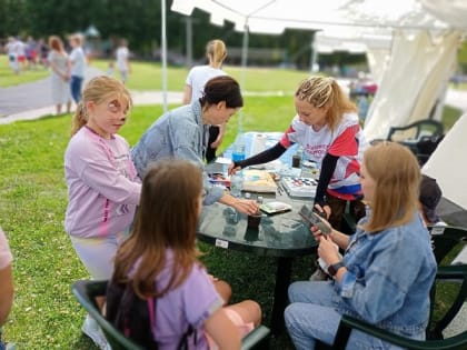 На стадионе в Рузе накладывали аквагрим
