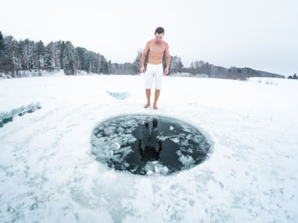 Врач Саламатина рекомендовала не мочить затылок при погружении в прорубь