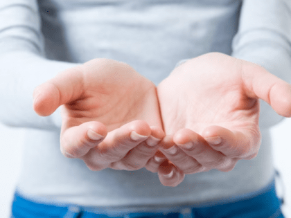 Врач рассказал, о каких заболеваниях может сигнализировать потливость ладоней