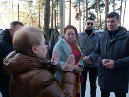 Владимир Волков проверил капитальный ремонт жилого дома в поселке Люберец