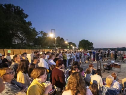 На фестивале «Серебристые облака» гостей угощали вареньем цвета серебра