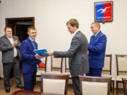 Глава городского округа Игорь Демешко вручил ключи от квартиры молодому жителю Лобни