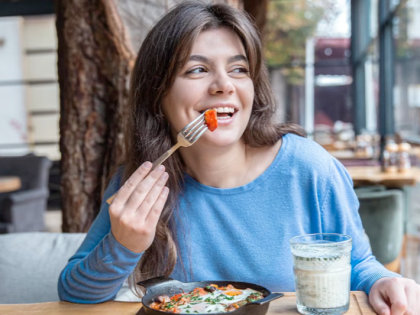 Диетолог рассказал, из-за каких вредных привычек мы регулярно переедаем