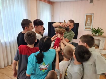 Для детей Центра помощи семье и детям "ДОВЕРИЕ" организовали сеанс игры на редко звучащих инструментах